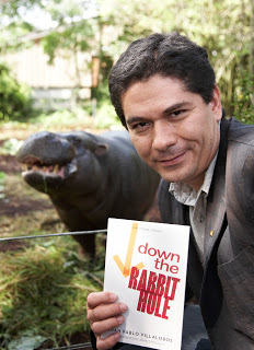 Juan-Pablo-Villalobos-and-pygmy-hippo-8